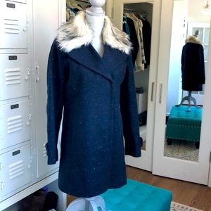 Double breasted warm coat with faux fur collar, size Small